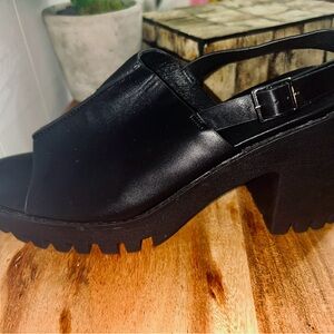 MUDD WOMEN’S SIZE 9 CHUNKY HEEL LEATHER SANDAL